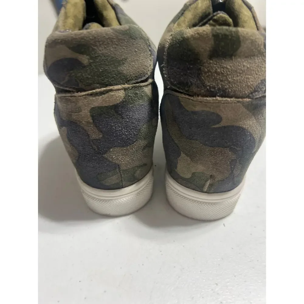 Blondo Waterproof Camo Booties Size 8